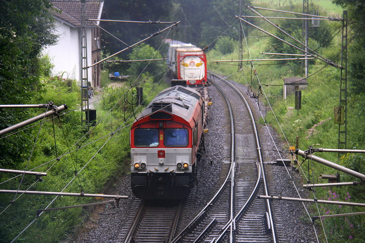 Die Class 66 DE6314  Hanna  von Crossrail  kommt mit viel Dieselpower die Gemmenicher-Rampe hochgefahren aus Aachen-West mit einem Containerzug aus  Ludwigshafen nach Zeebrugge-Ramskapelle(B) und fährt gleich in den Gemmenicher-Tunnel hinein und fährt in Richtung Montzen/Vise(B). Aufgenommen in Reinartzkehl an der Montzenroute.
Bei Regenwetter am Nachmittag vom 8.8.2016. 