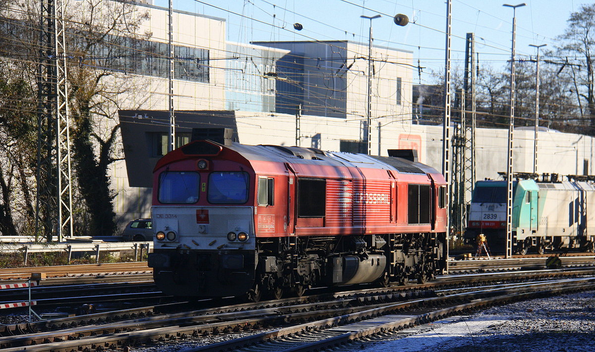 Die Class 66 DE6314  Hanna  von Crossrail rangiert in Aachen-West.
Aufgenommen vom Bahnsteig in Aachen-West.
Bei schönem Sonnenschein am Kalten Vormittag vom 4.12.2016. 