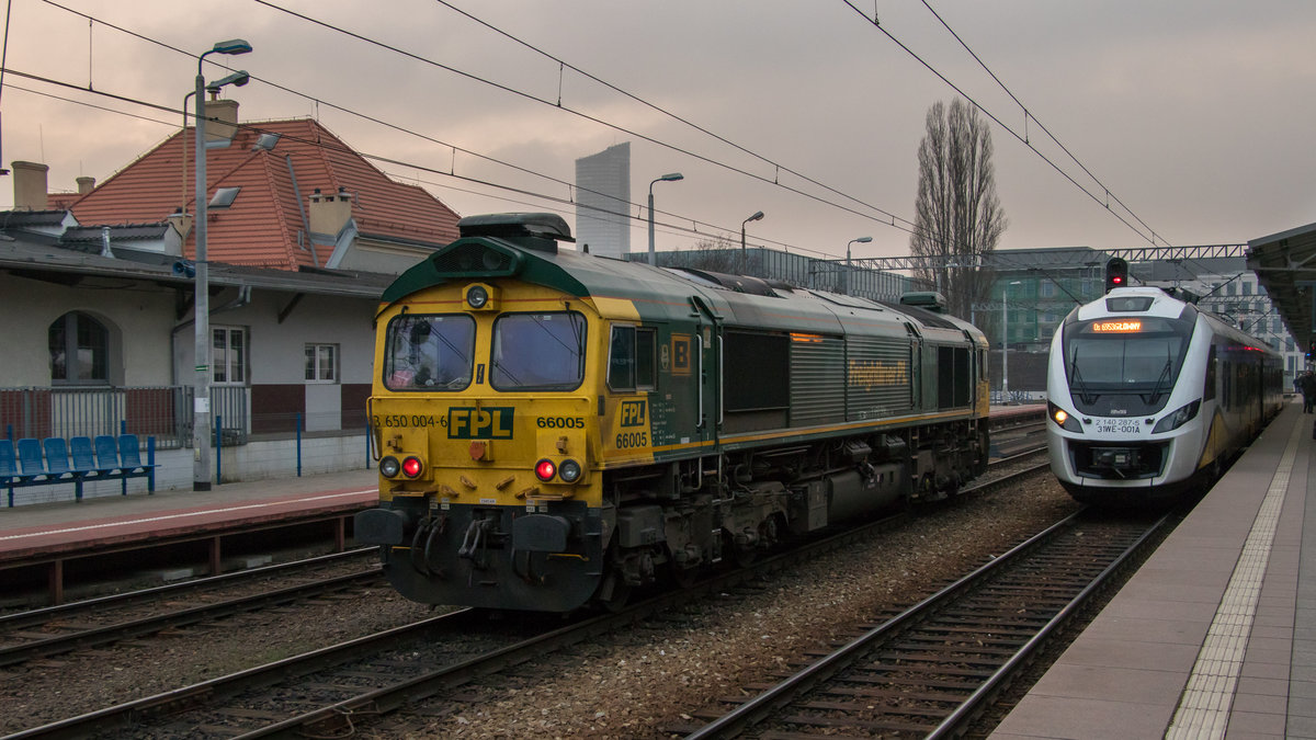 Die Class 66 von FPL (650 004-6) durchfährt am 14. Februar 2018 den Haupfbahnhof Breslau. 