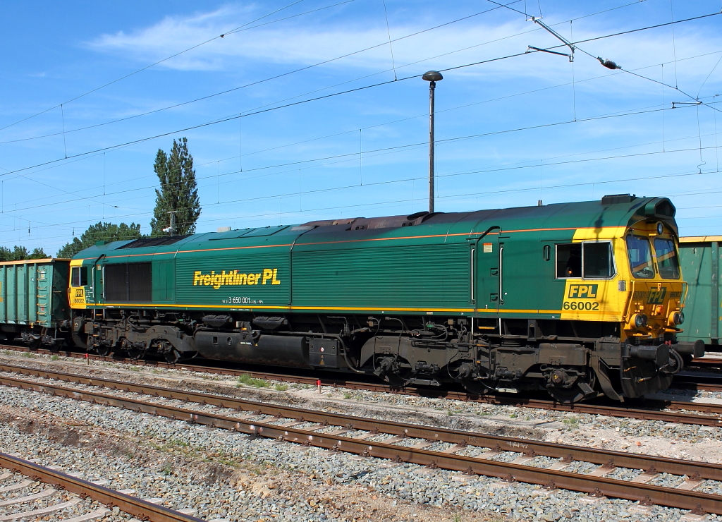 Die Class 66 FPL 66002 (3 650 001-2) Freightliner PL rangiert im Bf Oranienburg am 22.07.2013.