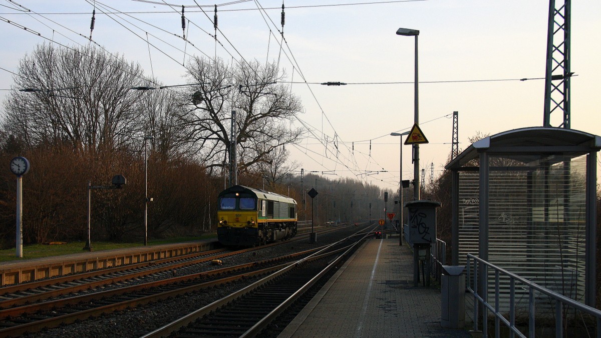 Die Class 66 PB01 von der Rurtalbahn-Cargo kommt aus Richtung Aachen-West,Laurensberg,Richterich und fährt durch Kohlscheid und fährt als Lokzug aus Aachen-West nach Sittard(NL) und fährt in Richtung Herzogenrath in der Abendsonne vom 16.3.2015.
Und das ist mein 4300tes Bahnbild bei http://WWW.Bahnbilder de