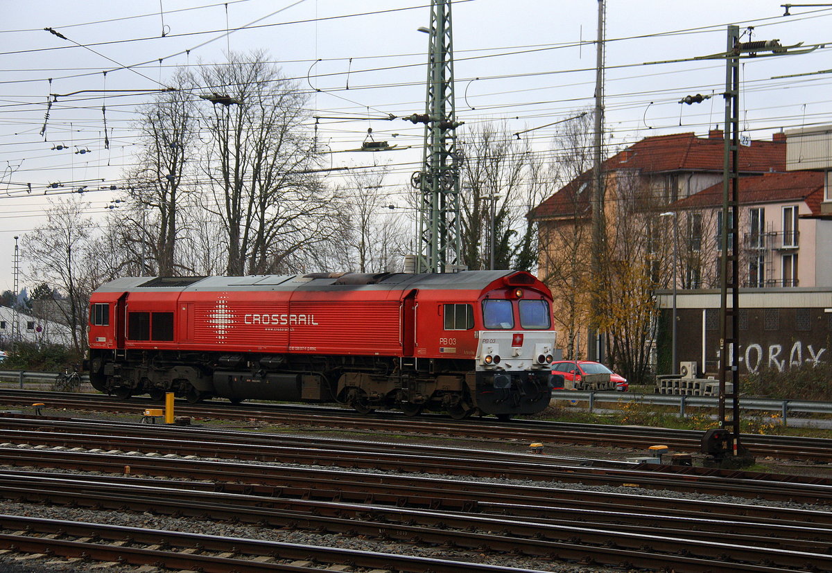 Die Class 66 PB03  Mireille  von Crossrail fährt als Lokzug von Aachen-West(D) nach Montzen-Gare(B) bei der Ausfahrt aus Aachen-West und fährt in Richtung Montzen/Belgien. 
Aufgenommen vom Bahnsteig in Aachen-West.
Am Kalten Nachmittag vom 16.12.2017. 