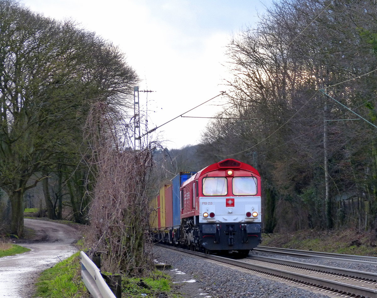 Die Class 66 PB03  Mireille  von Crossrail kommt die Gemmenicher-Rampe herunter nach Aachen-West mit einem MSC-Containerzug aus Antwerpen-Krommenhoek(B) nach Germersheim(D). Aufgenommen an der Montzenroute am Gemmenicher-Weg. Am Kalten Nachmittag vom 11.2.2018.