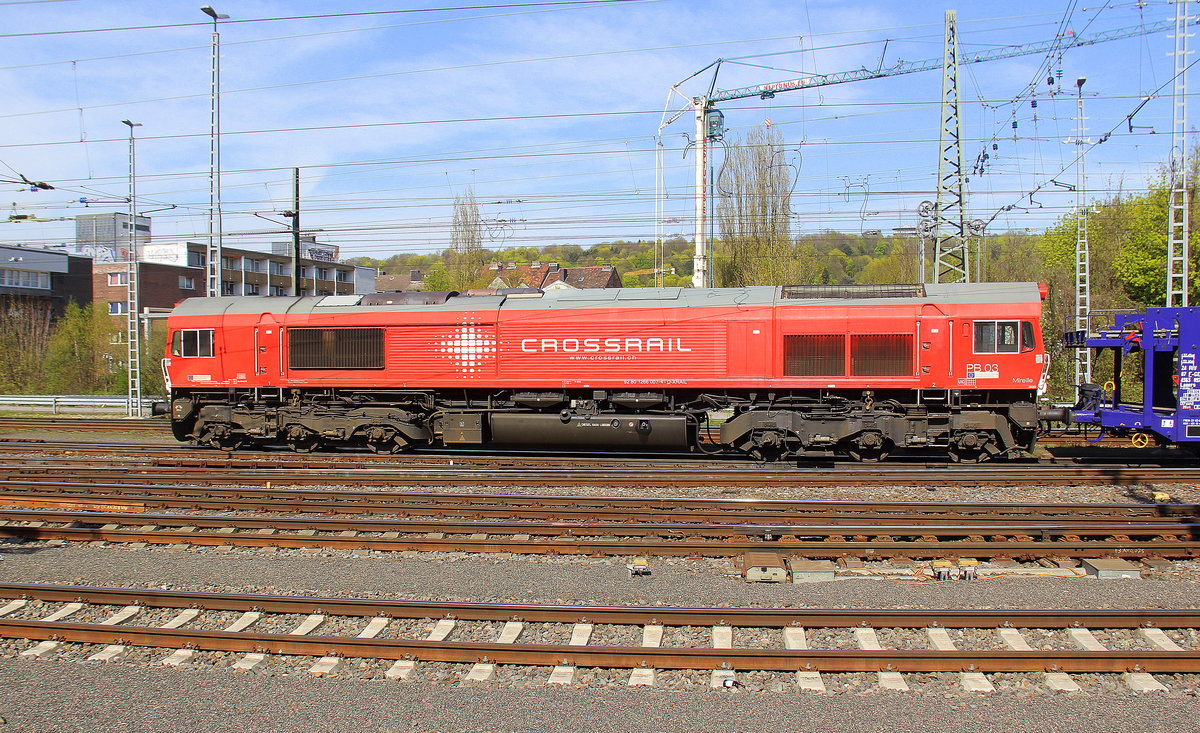 Die Class 66 PB03  Mireille  von Crossrail kommt aus Richtung Montzen/Belgien mit einem Autoleerzug aus Tongeren(B) nach Ciumesti(RO) und fährt in Aachen-West ein. 
Aufgenommen vom Bahnsteig in Aachen-West.
Bei schönem Frühlingswetter am Nachmittag vom 17.4.2018.