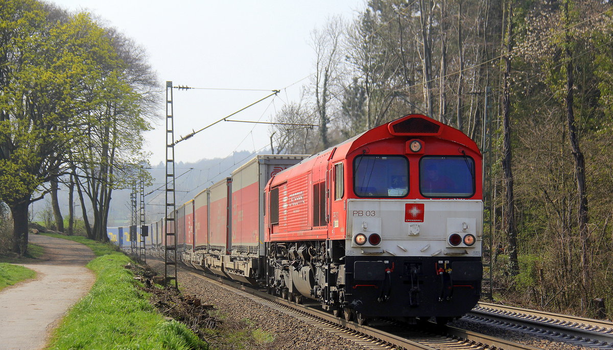 Die Class 66 PB03  Mireille  von Crossrail kommt die Gemmenicher-Rampe herunter nach Aachen-West mit einem LKW-Zug aus Zeebrugge(B) nach Novara(I). 
Aufgenommen an der Montzenroute am Gemmenicher-Weg. 
Bei schönem Frühlingswetter am Mittag vom 31.3.2019.