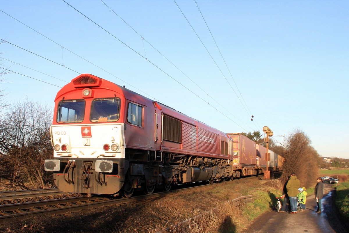 Die Class 66 PB03  Mireille  von Crossrail kommt die Gemmenicher-Rampe falschen Gleis  hochgefahren aus Richtung Aachen-West mit einem langen Containerzug aus Gallarate(I) nach  Zeebrugge(B) und fährt in Richtung Montzen/Belgien.
Aufgenommen auf der Montzenroute am Gemmenicher-Weg am einem schönem Sonnentag am 12.1.2014.