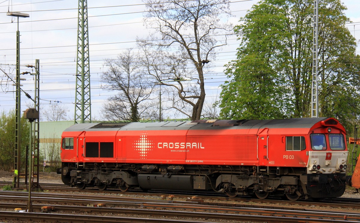 Die Class 66 PB03  Mireille  von Crossrail steht mit Motor an in Aachen-West.
Aufgenommen vom Bahnsteig in Aachen-West bei Sonne und Regenwolken am Nachmittag vom 6.4.2014. 