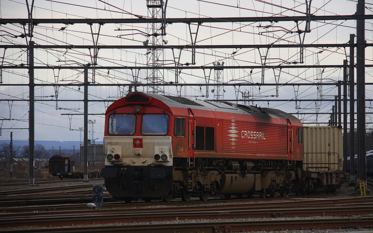 Die Class 66 PB03  Mireille  von Crossrail  steht mit einem Containerzug in Montzen-Gare(B).
Aufgenommen in Montzen-Gare(B).
Bei Sonne und Wolken am Nachmittag vom 3.1.2016.
