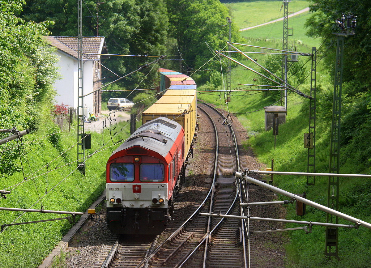Die Class 66 PB03  Mireille  von Crossrail kommt die Gemmenicher-Rampe hochgefahren aus Richtung Aachen-West mit einem langen MSC-Containerzug aus Aachen-West nach Antwerpen-Berendrecht(B) und fährt gleich in den Gemmenicher-Tunnel rein und fährt in Richtung Montzen/Belgien. 
Aufgenommen bei Reinartzkehl an der Montzenroute.
Bei Sommerwetter am Mittag vom 27.5.2016. 
