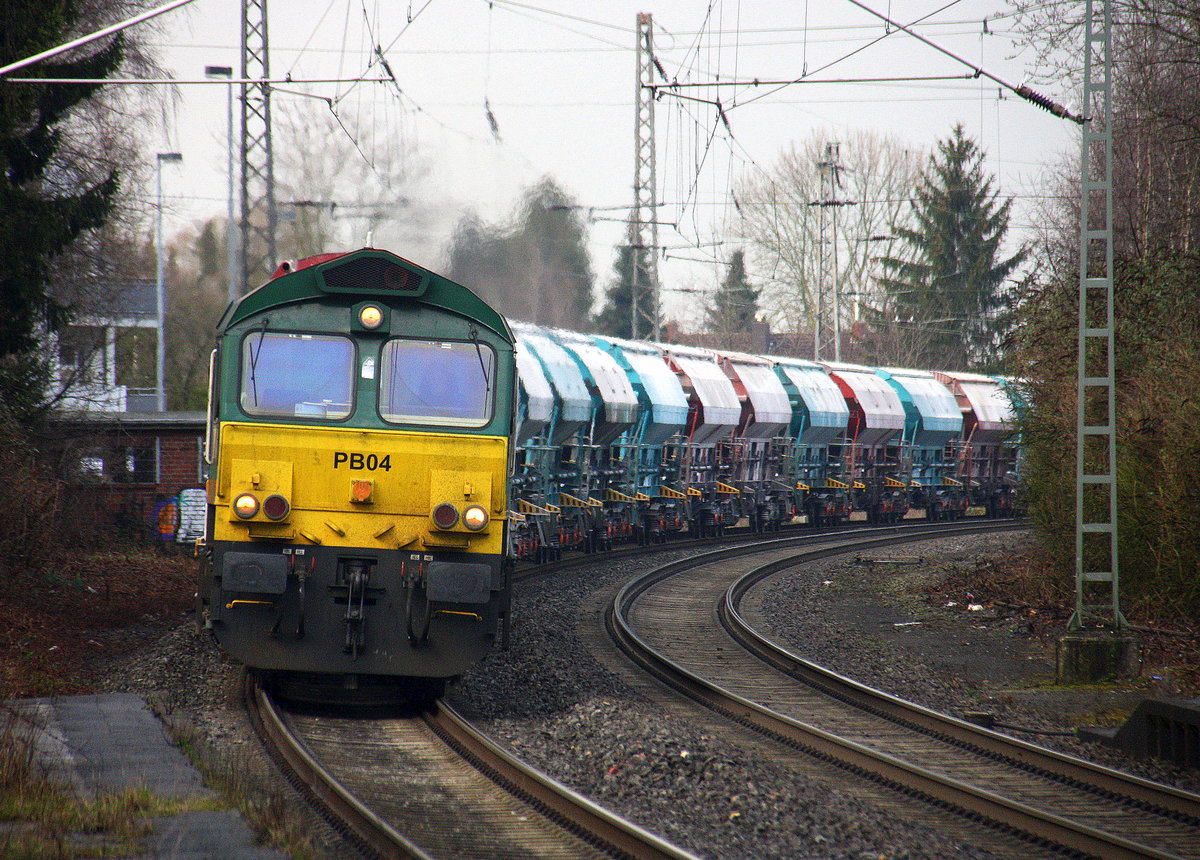 Die Class 66 PB04 von B-Logistics kommt aus Richtung Mönchengladbach-Hbf,Rheydt-Hbf,Wickrath,Beckrath,Herrath mit einem Kalkleerzug aus Oberhausen-West(D) nach Hermalle-Huy(B) und fährt durch Erkelenz in Richtung Baal,Hückelhoven-Baal,Brachelen,Lindern,Süggerrath,Geilenkirchen,Frelenberg,Übach-Palenberg,Rimburg,Finkenrath,Hofstadt,Herzogenrath,Kohlscheid,Richterich,Laurensberg,Aachen-West. 
Aufgenommen vom Bahnsteig 1 in Erkelenz.
Bei Sonne und Wolken am Nachmittag vom 6.3.2017.
