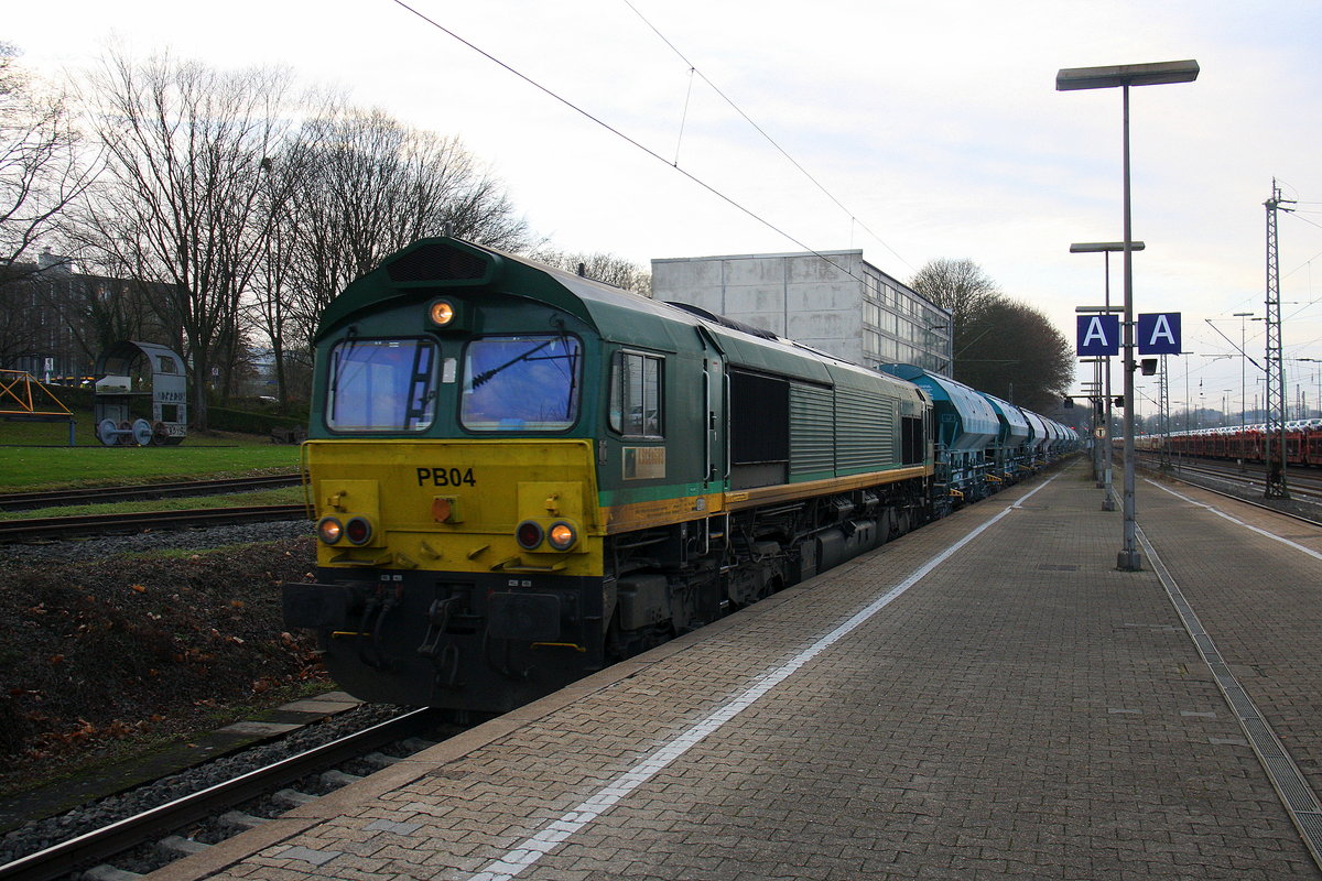 Die Class 66 PB04 von B-Logistics kommt aus Richtung Mönchengladbach,Herzogenrath ,Kohlscheid,Richterich,Laurensberg mit einem Kurzen Kalkleerzug aus Oberhausen-West(D) nach Hermalle-Huy(B) und fährt durch Aachen-West in Richtung Montzen/Belgien. 
Aufgenommen vom Bahnsteig in Aachen-West. 
Bei Sonne und Wolken am Kalten Nachmittag vom 12.12.2016.