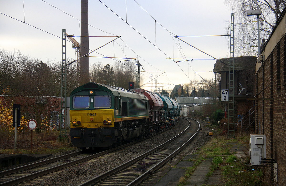 Die Class 66 PB04 von B-Logistics kommt aus Richtung Aachen-West,Laurensberg,Richterich,Kohlscheid,Herzogenrath,Hofstadt,Finkenrath,Rimburg,Übach-Palenberg,Zweibrüggen,Frelenberg,Geilenkirchen,Süggerrath,Lindern,Brachelen,Hückelhoven-Baal,Baal mit einem schweren Kalkzug aus Hermalle-Huy(B) nach Oberhausen-West(D) und fährt durch Erkelenz in Richtung Herrath,Beckrath,Wickrath,Rheydt-Hbf,Mönchengladbach-Hbf.
Aufgenommen vom Bahnsteig 1 in Erkelenz. 
Bei Sonne und Wolken am Kalten Vormittag vom 15.12.2016.