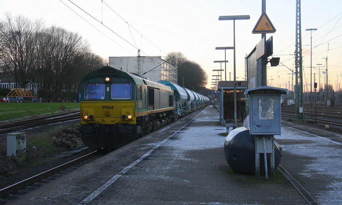Die Class 66 PB04 von B-Logistics kommt aus Richtung Mönchengladbach,Herzogenrath ,Kohlscheid,Richterich,Laurensberg mit einem Kurzen Kalkleerzug aus Oberhausen-West(D) nach Hermalle-Huy(B) und fährt durch Aachen-West in Richtung Montzen/Belgien. 
Aufgenommen vom Bahnsteig in Aachen-West. 
Bei Sonnenschein und Wolken am Kalten Nachmittag vom 5.1.2017. 