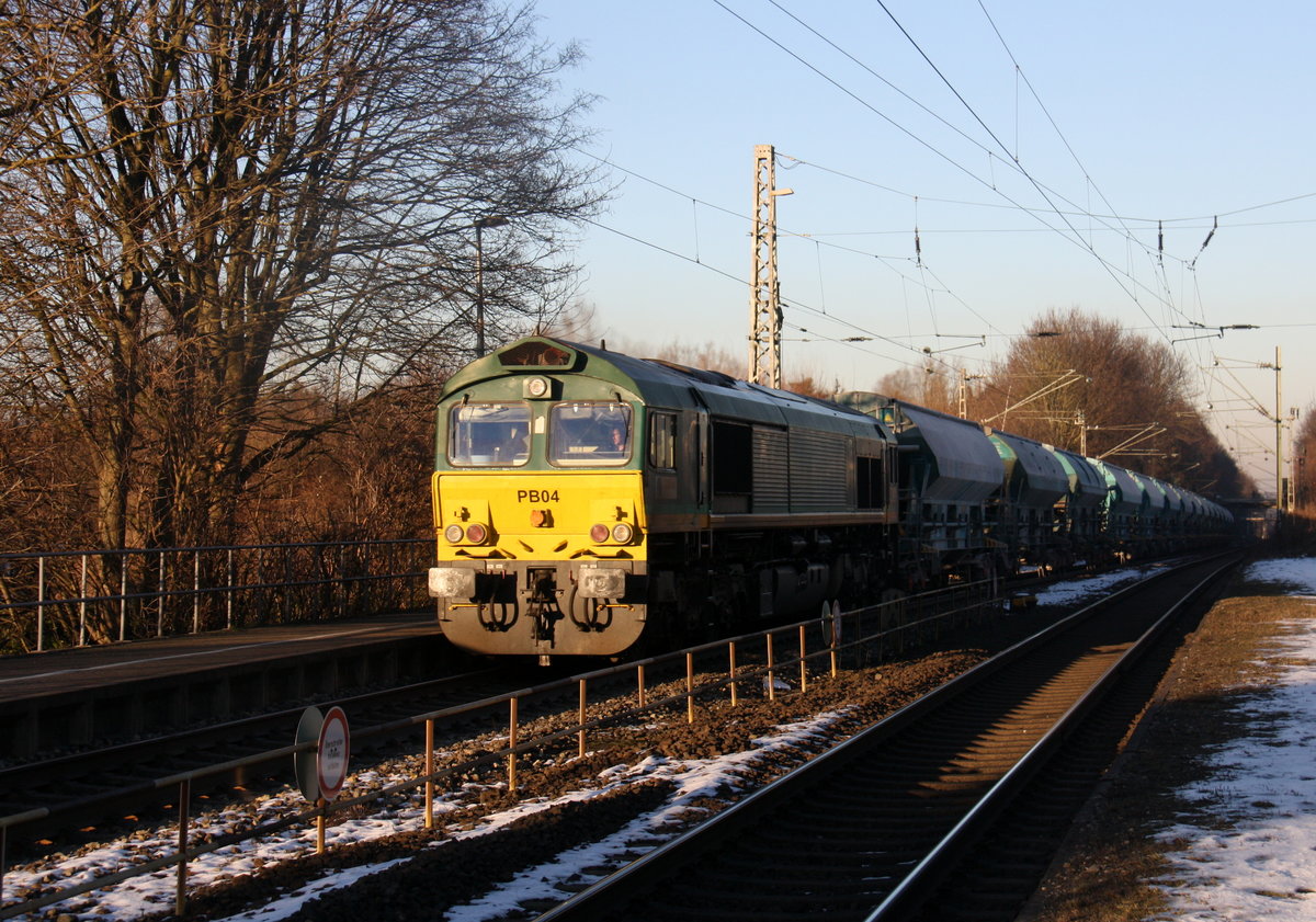Die Class 66 PB04 von B-Logistics kommt die Kohlscheider-Rampe hoch aus Richtung Neuss,Herzogenrath mit einem Kurzen Kalkleerzug aus Oberhausen-West(D) nach Hermalle-Huy(B) und fährt durch Kohlscheid in Richtung Richterich,Laurensberg,Aachen-West.
Aufgenommen von Bahnsteig 1 in Kohlscheid. 
Bei Sonnenschein am Kalten Nachmittag vom 19.1.2017.