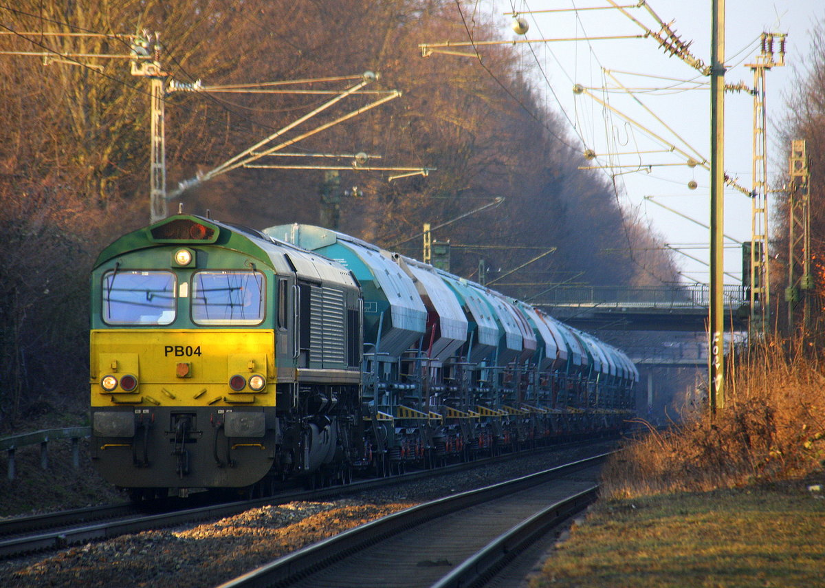 Die Class 66 PB04 von B-Logistics kommt die Kohlscheider-Rampe hoch aus Richtung Neuss,Herzogenrath mit einem Kurzen Kalkleerzug aus Oberhausen-West(D) nach Hermalle-Huy(B) und fährt durch Kohlscheid in Richtung Richterich,Laurensberg,Aachen-West. Aufgenommen von Bahnsteig 1 in Kohlscheid. 
Bei Sonnenschein am Kalten Nachmittag vom 6.2.2017.