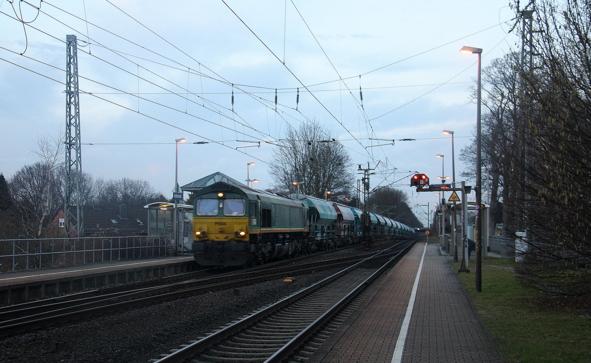 Die Class 66 PB04 von B-Logistics kommt die Kohlscheider-Rampe hoch aus Richtung Neuss,Herzogenrath mit einem Kurzen Kalkleerzug aus Oberhausen-West(D) nach Hermalle-Huy(B) und fährt durch Kohlscheid in Richtung Richterich,Laurensberg,Aachen-West. Aufgenommen von Bahnsteig 1 in Kohlscheid. 
In der Abendstimmung am Kalten Abend vom 16.2.2017.