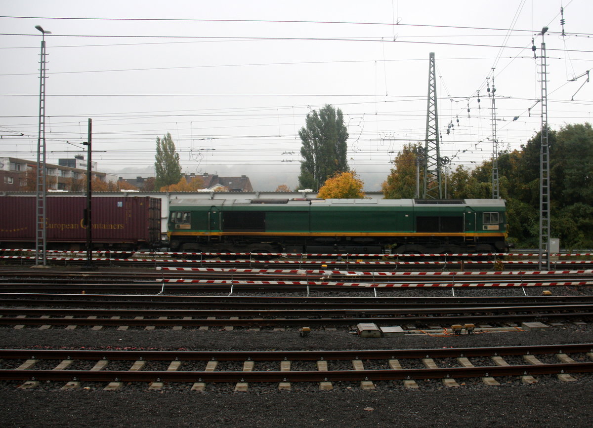 Die Class 66 PB04 von Crossrail fährt mit viel Dieselpower mit einem Güterzug  Milano(I) nach Zeebrugge-Ramskapelle(B) bei der Ausfahrt aus Aachen-West und fährt in Richtung Montzen/Belgien. 
Aufgenommen vom Bahnsteig in Aachen-West. 
Bei Regenwetter am Nachmittag vom 24.10.2016.