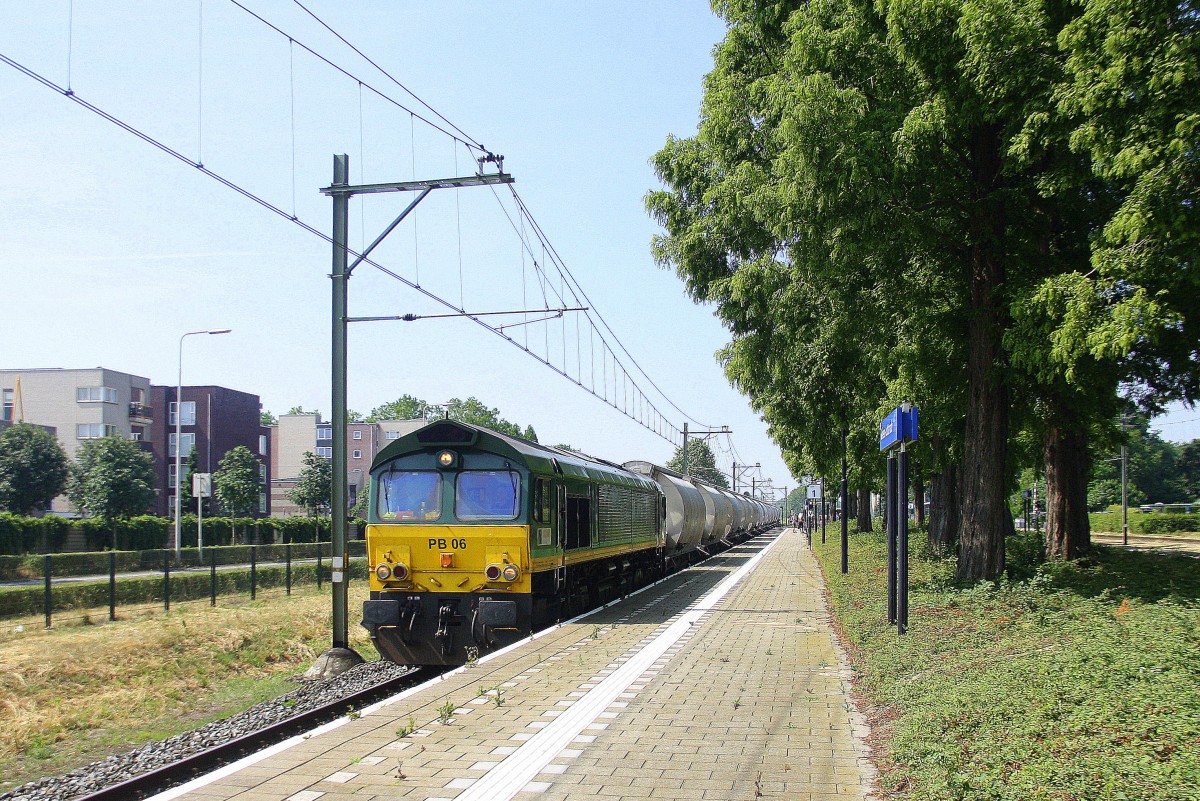 Die Class 66 PB06 der RRF kommt mit viel Dieselpower mit einem langen Kalkzug aus Hermalle-Huy(B) nach Veendam(NL) und fährt durch Geleen-Lutterade und fährt in Richtung Sittard(NL). 
Aufgenommen in Geleen-Lutterade(NL). 
Bei Sommerwetter am Vormittag vom 4.7.2015. 