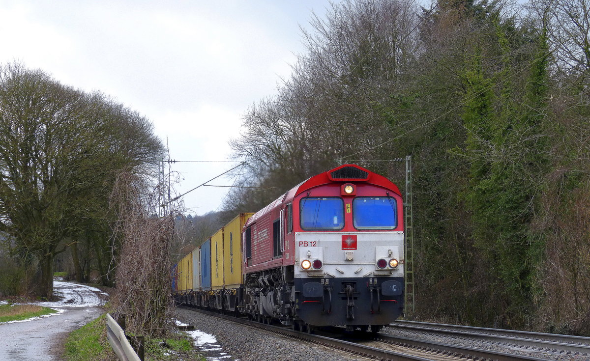 Die Class 66 PB12  Marleen  von Crossrail kommt die Gemmenicher-Rampe herunter nach Aachen-West mit einem MSC-Containerzug aus Antwerpen-Krommenhoek(B) nach Germersheim(D). Aufgenommen an der Montzenroute am Gemmenicher-Weg. 
Am Kalten Mittag vom 12.2.2018.