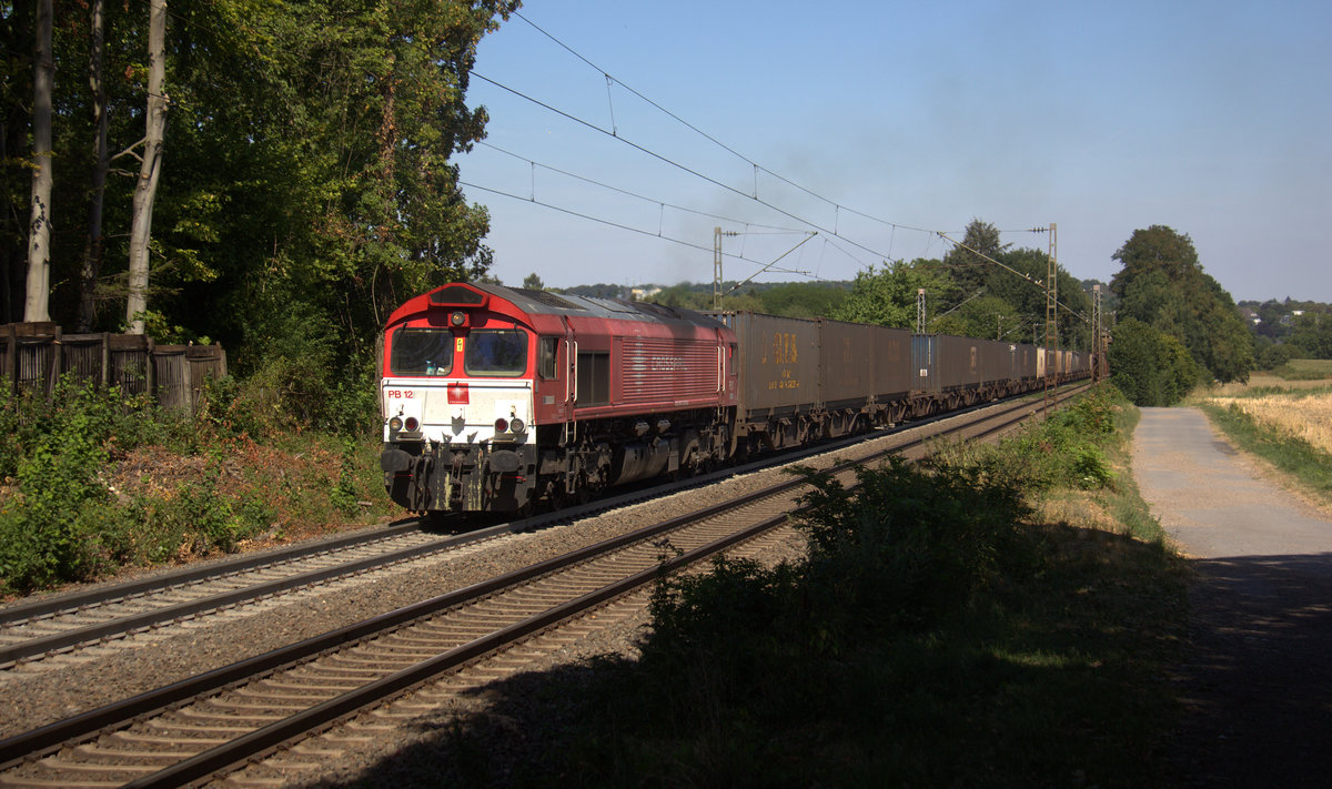 Die Class 66 PB12  Marleen  von Crossrail  kommt aus Richtung Aachen-West und fährt die Gemmenicher-Rampe hoch mit einem GTS-Containerzug aus Piacenza(I) nach Zeebrugge-Ramskapelle(B) und fährt in Richtung Montzen/Belgien. 
Aufgenommen an der Montzenroute am Gemmenicher-Weg. 
Bei Sommerwetter am Nachmittag vom 5.8.2018.