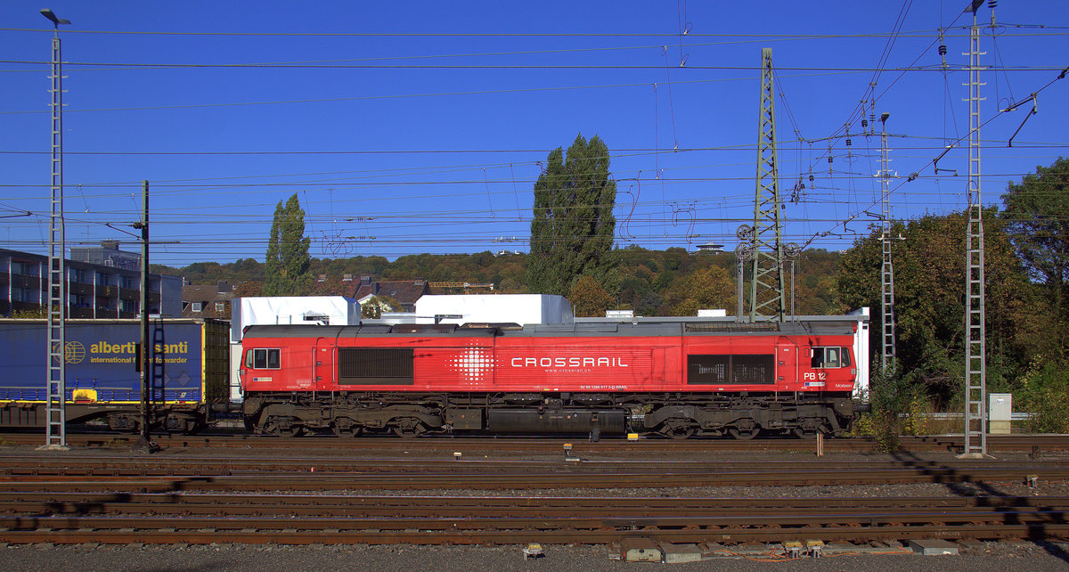 Die Class 66 PB12  Marleen  von Crossrail fährt mit viel Dieselpower mit einem GTS-Containerzug aus Piacenza(I) nach Zeebrugge-Ramskapelle(B) bei der Ausfahrt aus Aachen-West und fährt in Richtung Montzen/Belgien. 
Aufgenommen vom Bahnsteig in Aachen-West. 
Bei Sommerwetter am Nachmittag vom 30.9.2018.