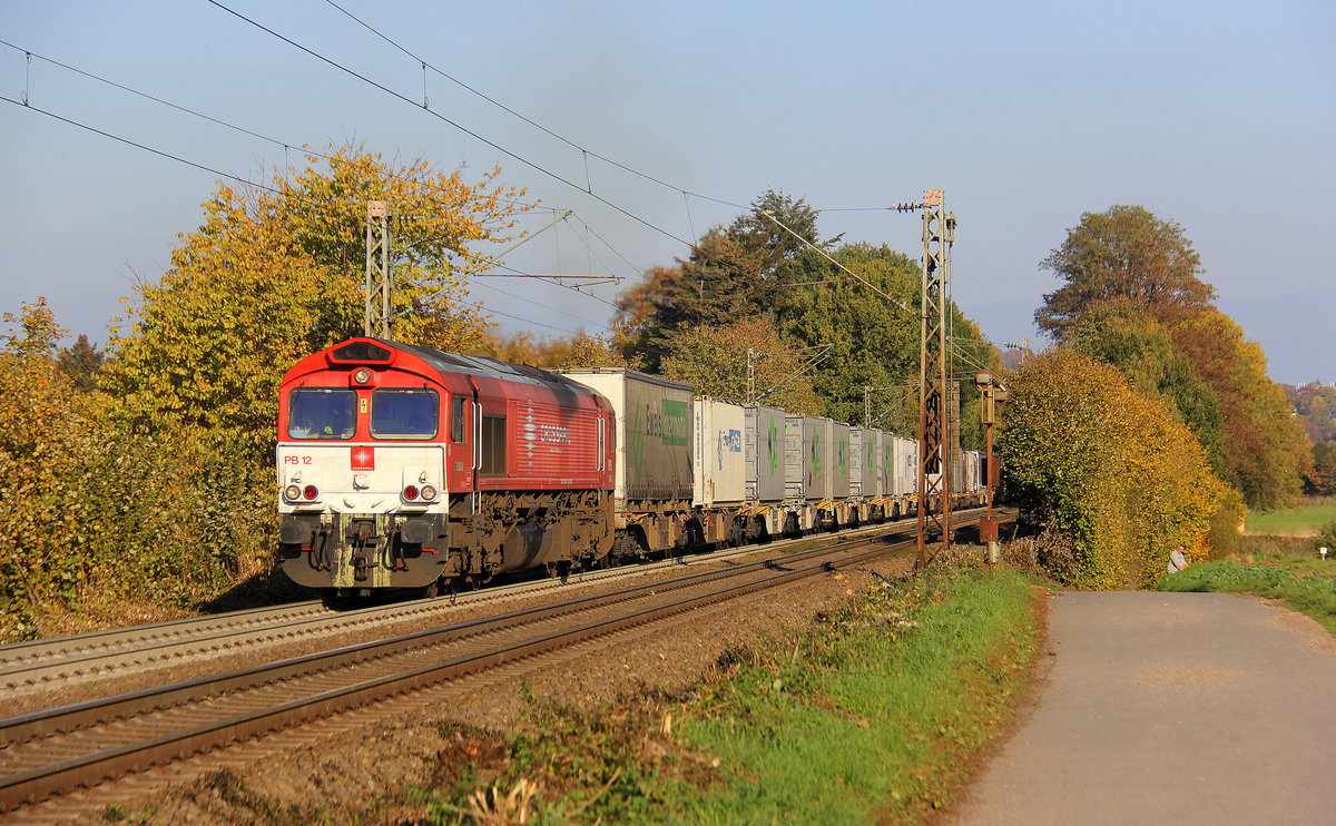 Die Class 66 PB12  Marleen  von Crossrail kommt mit viel Dieselpower hochgefahren aus Richtung Aachen-West mit einem Containerzug aus Köln-Eifeltor(D) nach Genk-Haven(B) und fährt in Richtung Gemmenicher-Tunnel,Botzelaer(B),Gemmenich(B),Nouvelaer(B),Moresnet(B),Moresnet-Chapelle(B),Montzen(B). Aufgenommen an der Montzenroute am Gemmenicher-Weg. 
Bei schönem Herbstwetter am Nachmittag vom 4.11.2018.