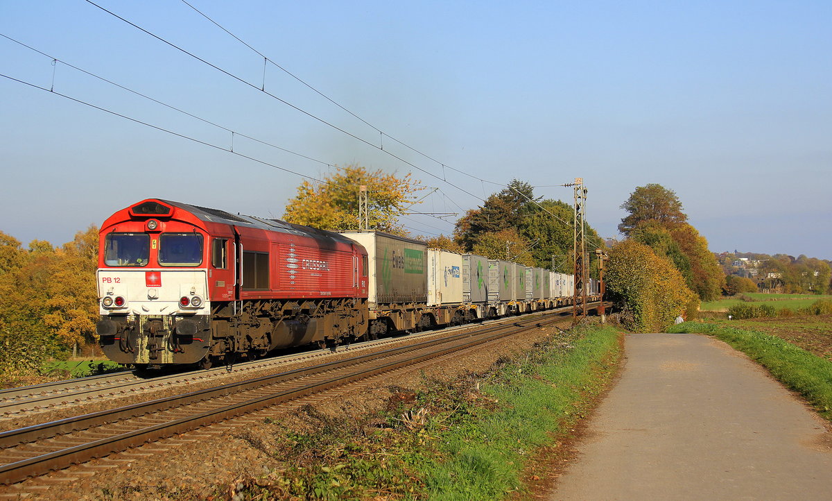 Die Class 66 PB12  Marleen  von Crossrail kommt mit viel Dieselpower hochgefahren aus Richtung Aachen-West mit einem Containerzug aus Köln-Eifeltor(D) nach Genk-Haven(B) und fährt in Richtung Gemmenicher-Tunnel,Botzelaer(B),Gemmenich(B),Nouvelaer(B),Moresnet(B),Moresnet-Chapelle(B),Montzen(B). Aufgenommen an der Montzenroute am Gemmenicher-Weg. 
Bei schönem Herbstwetter am Nachmittag vom 4.11.2018.