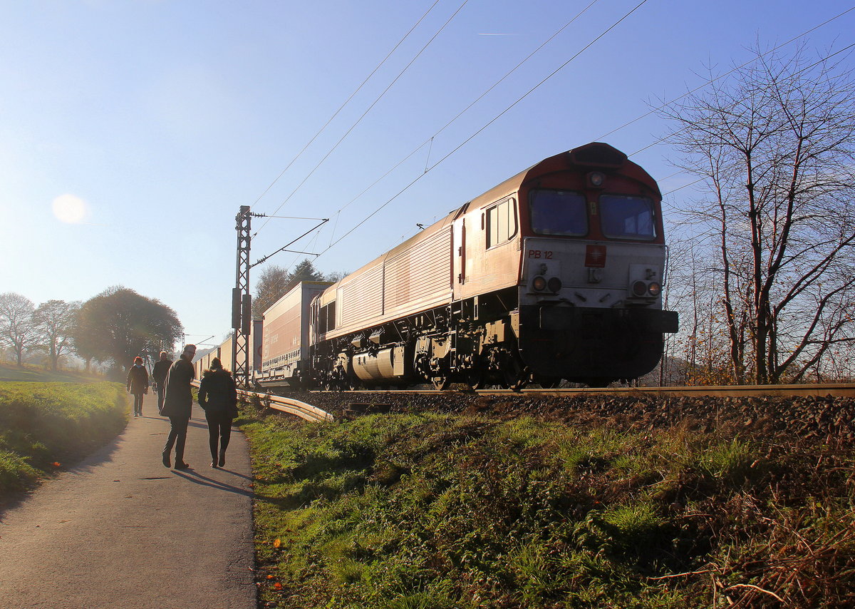Die Class 66 PB12  Marleen  von Crossrail kommt die Gemmenicher-Rampe herunter nach Aachen-West mit einem LKW-Zug aus Zeebrugge(B) nach Novara(I). 
Aufgenommen an der Montzenroute am Gemmenicher-Weg. 
Bei schönem Herbstwetter am Kalten Nachmittag vom 18.11.2018.