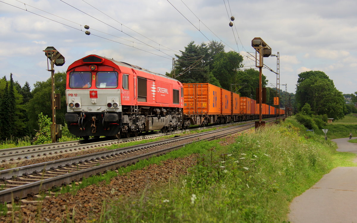 Die Class 66 PB12  Marleen  von Crossrail kommt mit viel Dieselpower die Gemmenicher-Rampe hochgefahren aus Richtung Aachen-West in Richtung Montzen/Belgien mit einem Containerzug aus Priort(D) nach Bierset(B). 
Aufgenommen an der Montzenroute am Gemmenicher-Weg. 
Bei Sommerwetter am Mittag vom 31.5.2019.