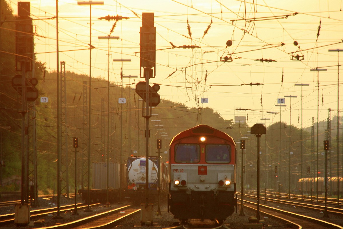 Die Class 66 PB12  Marleen  von Crossrail rangiert in Aachen-West am einem sch�nem Sommerabend in der sch�nen Abendstimmung am 17.7.2013.