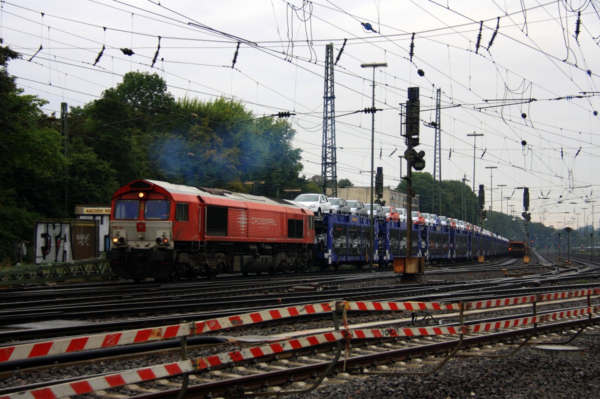 Die Class 66 PB12  Marleen  von Crossrail f�hrt mit viel Qualm mit einem langen Suzuki-Autozug von Aachen-West nach Belgien bei der Ausfahrt aus Aachen-West und f�hrt in Richtung Montzen/Belgien bei Regenwetter am 7.9.2013. 