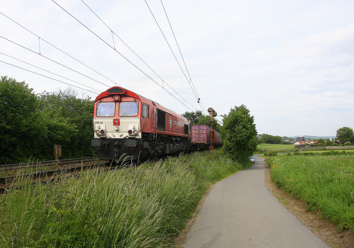 Die Class 66 PB12  Marleen  von Crossrail  kommt die Gemmenicher-Rampe falschen Gleis hochgefahren aus Richtung Aachen-West mit einem langen Containerzug aus Milano(I) nach Zeebrugge-Ramskapelle(B). Aufgenommen an der Montzenroute am Gemmenicher-Weg.
Bei Sonne und Wolken am Nachmittag vom 29.5.2015.
