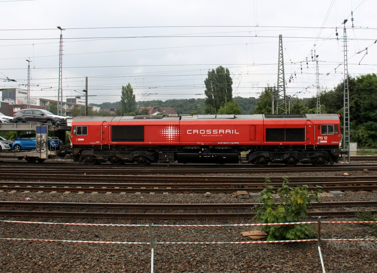 Die Class 66 PB12  Marleen  von Crossrail fährt mit viel Dieselpower mit einem Hyundai-Autozug von Aachen-West nach Belgien bei der Ausfahrt aus Aachen-West und fährt in Richtung Montzen/Belgien. 
Aufgenommen vom Bahnsteig in Aachen-West. 
Am Nachmittag vom 29.8.2016.