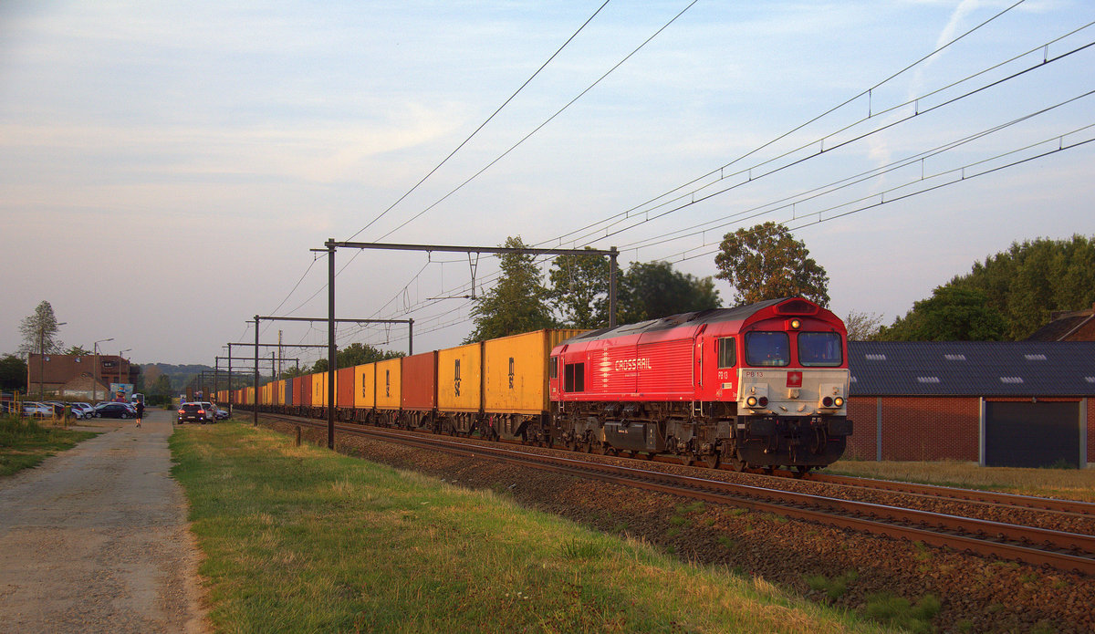 Die Class 66 PB13  Ilse  von Crossrail kommt mit einem MSC-Containerzug aus Antwerpen-Krommenhoek(B) nach Karlsruhe-Hafen(D) und kommt aus Richtung Hasselt(B) und fährt durch s'Herenelderen(B) in Richtung Tongeren(B),Vise(B),Montzen(B),Aachen(D). 
Aufgenommen an einem Weg in s'Herenelderen(B). 
In der Abendstimmung an einem schönem Sommerabend vom 16.8.2018.