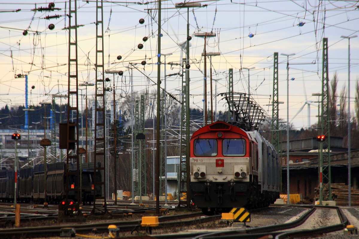 Die Class 66 PB13  Ilse  ,185 578-2  Christine , 185 525-3,185 527-9,145 CL-202, 145 CL-031  alle von Crossrail stehen auf dem abstellgleis in Aachen-West bei Sonne und Wolken am Nachmittag vom 1.1.2014.