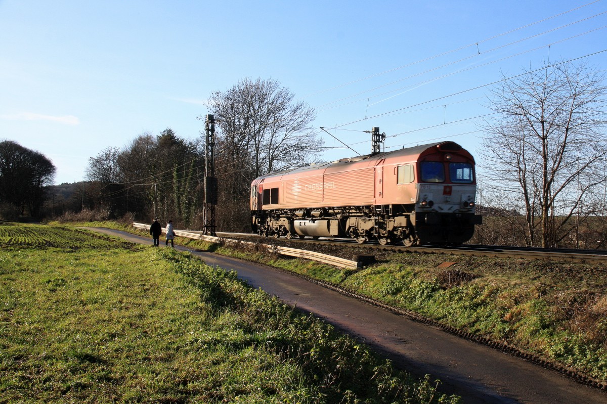 Die Class 66 PB13  Ilse  von Crossrail kommt als Lokzug aus Montzen(B) die Gemmenicher-Rampe herunter nach Aachen-West.
Aufgenommen an der Montzenroute am Gemmenicher-Weg bei schönem Sonnenschein am 12.1.2014.