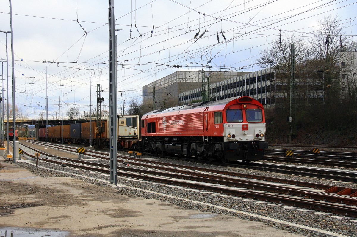 Die Class 66 PB13  Ilse  von Crossrail  kommt aus Richtung Montzen/Belgien mit einem langen Containerzug aus Zeebrugge-Rampskapelle(B) nach Segrate(I) am Ende ist eine Class 66 DE6313 von Crossrail und  fährt in Aachen-West ein bei Sonne und Regenwolken am Nachmittag vom 22.2.2014.