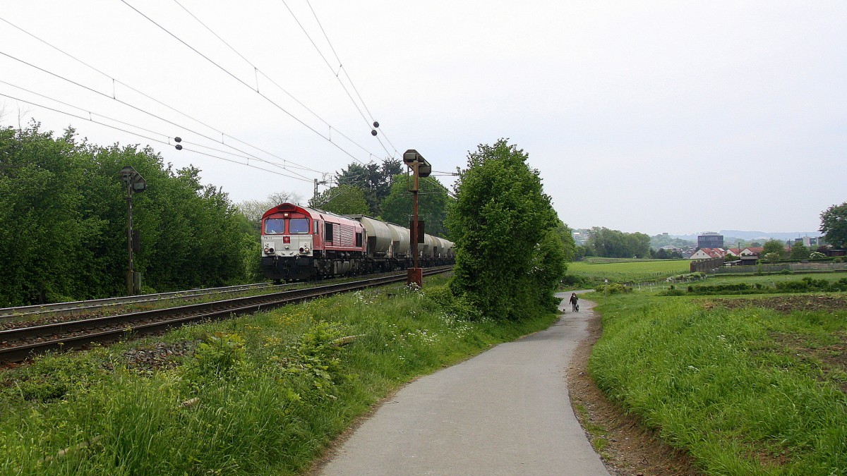 Die Class 66 PB13  Ilse  von Crossrail kommt mit viel Dieselpower die Gemmenicher-Rampe hochgefahren aus Richtung Aachen-West in Richtung Montzen/Belgien mit einem langen Silozug aus Augsburg (D) nach Herentals(B). 
Aufgenommen an der Montzenroute am Gemmenicher-Weg.
Bei Regenwolken am 16.5.2015.