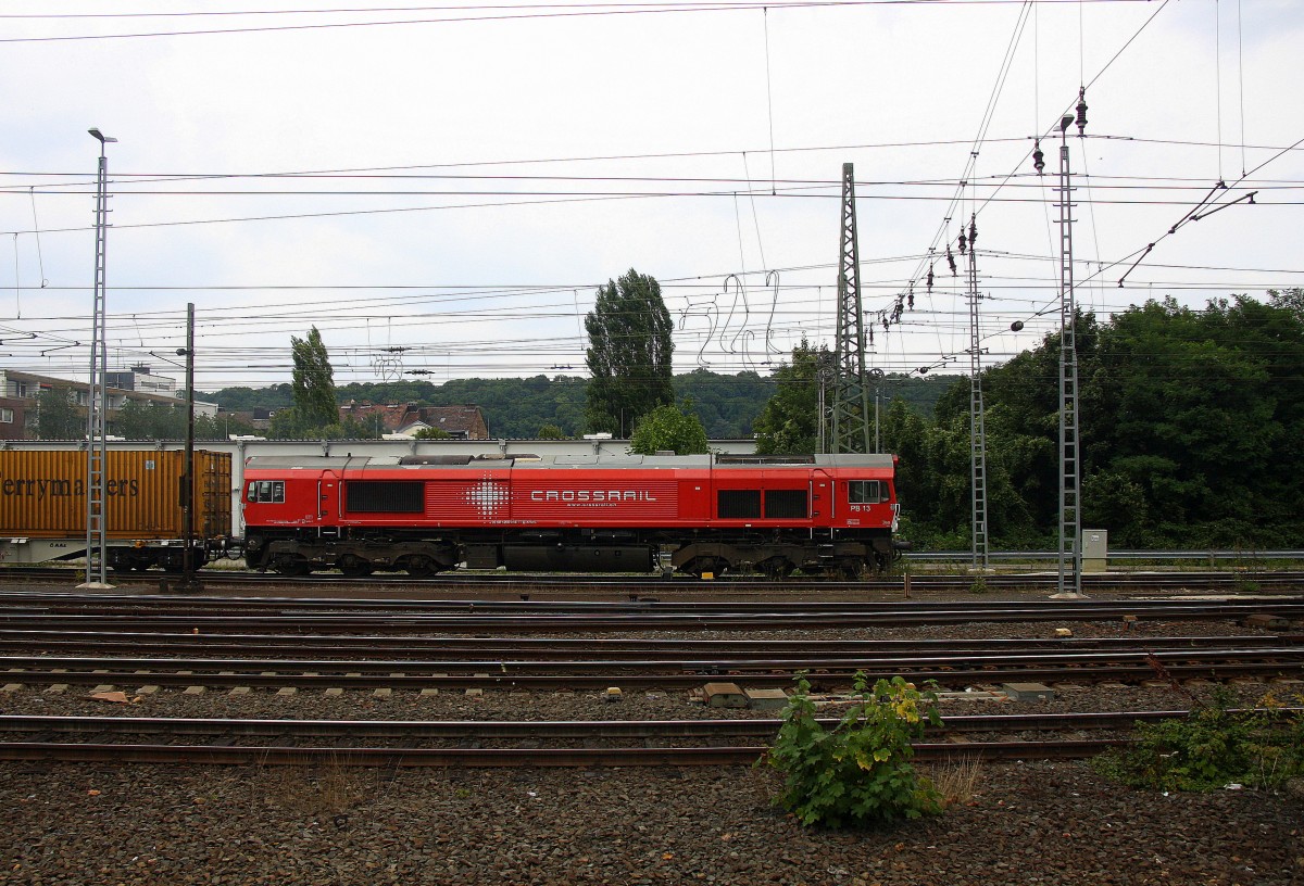 Die Class 66 PB13  Ilse  von Crossrail  fährt mit viel Dieselpower mit einem langen Containerzug  aus Milano(I) nach Zeebrugge-Ramskapelle(B) bei der Ausfahrt aus Aachen-West und fährt in Richtung Montzen/Belgien. 
Aufgenommen vom Bahnsteig in Aachen-West .
 Bei Sonne und Regenwolken am Nachmittag vom 23.8.2015. 