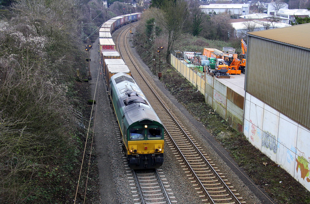 Die Class 66 PB14  von Crossrail fährt die Gemmenicher-Rampe mit einem KLV-Zug hinauf in Richtung Montzen(B).
Aufgenommen von der Halifaxbrücke an der Montzenroute in Aachen.
Am Kalten Nachmittag vom 7.1.2018.