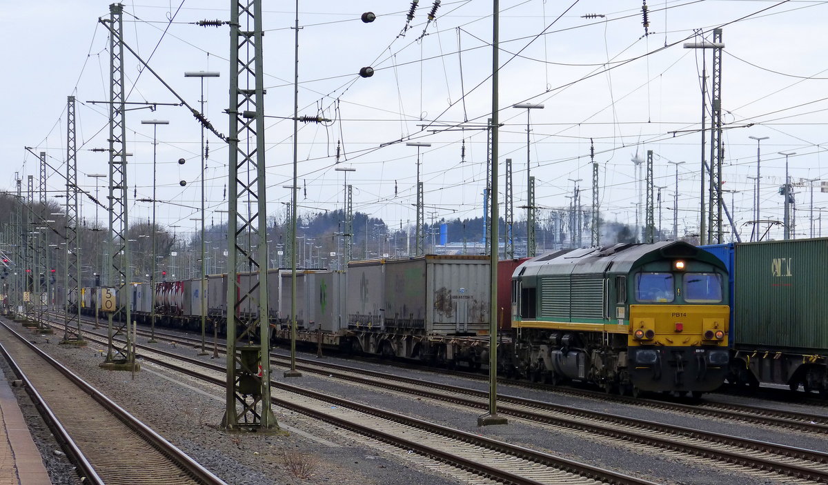 Die Class 66 PB14 von Crossrail steht in Aachen-West mit einem Güterzug aus Gallarate(I) nach Antwerpen-Combinant(B) und wartet auf die Abfahrt nach Belgien. 
Aufgenommen vom Bahnsteig in Aachen-West.
Bei Sonne und Regenwolken am Morgen vom 9.3.2018