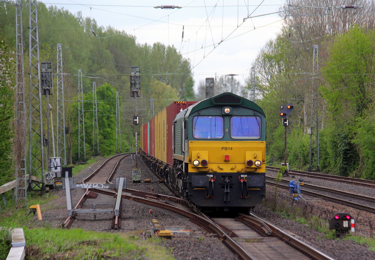 Die Class 66 PB14 von Crossrail kommt als Umleiter aus Richtung Aachen-West,Laurensberg,Richterich mit einem MSC-Containerzug aus Antwerpen-Krommenhoek(B) nach Germersheim(D) und fährt durch Kohlscheid in Richtung Herzogenrath,Mönchengladbach. Aufgenommen vom Bahnsteig 1 in Kohlscheid.
Am 24.4.2019.