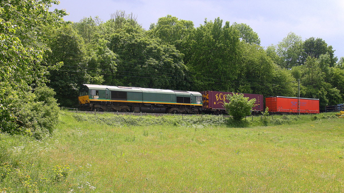 Die Class 66 PB14 von Crossrail kommt die Gemmenicher-Rampe herunter nach Aachen-West mit einem Güterzug aus Zeebrugge-Ramskapelle(B) nach Milano(I).
Aufgenommen bei Reinartzkehl in Aachen am Gemmenicher-Weg.
Bei Sommerwetter am Nachmittag vom 27.5.2016.