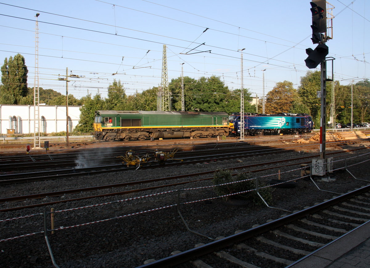 Die Class 66 PB14 von Crossrail kommt als Lokzug aus Belgien und fährt in Aachen-West ein.
Aufgenommen vom Bahnsteig in Aachen-West.
In der Abendsonne am Abend vom 8.9.2016.