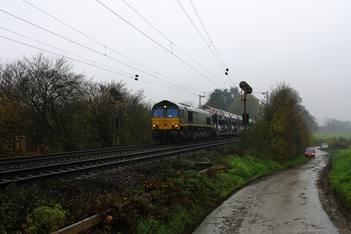 Die Class 66 PB14 von Railtraxx BVBA kommt mit einem langen Fiat-Autozug Tychy(PL) nach Antwerpen(B) von Aachen-West und f�hrt die Gemmenicher-Rampe hoch nach Belgien. Aufgenommen an der Montzenroute am Gemmenicher-Weg bei Nieselregen am 24.11.2013.
