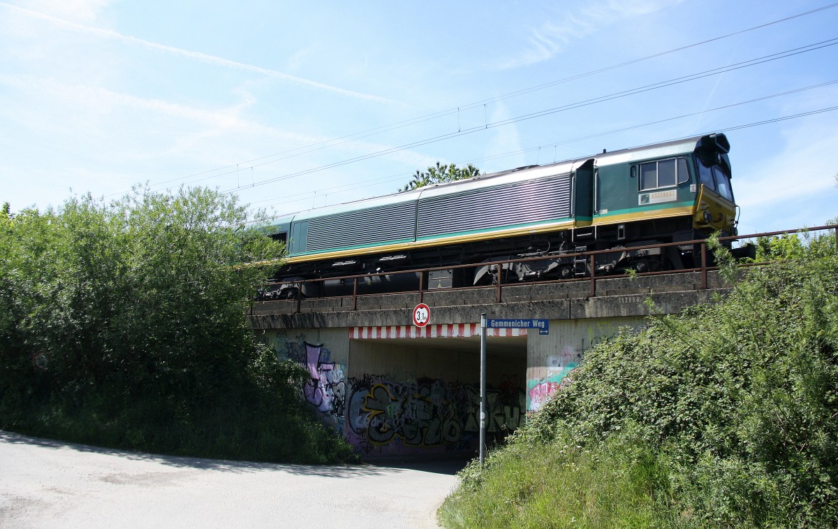 Die Class 66 PB14 von  Railtraxx BVBA kommt die Gemmenicher-Rampe herunter nach Aachen-West mit einem langen Containerzug aus Belgien nach Italien am Zugende ist eine Class 66 von DLC Railways.
Aufgenommen am Gemmenicher-Weg an der Brücke bei schönem Sommerwetter am Nachmittag vom 18.5.2014.