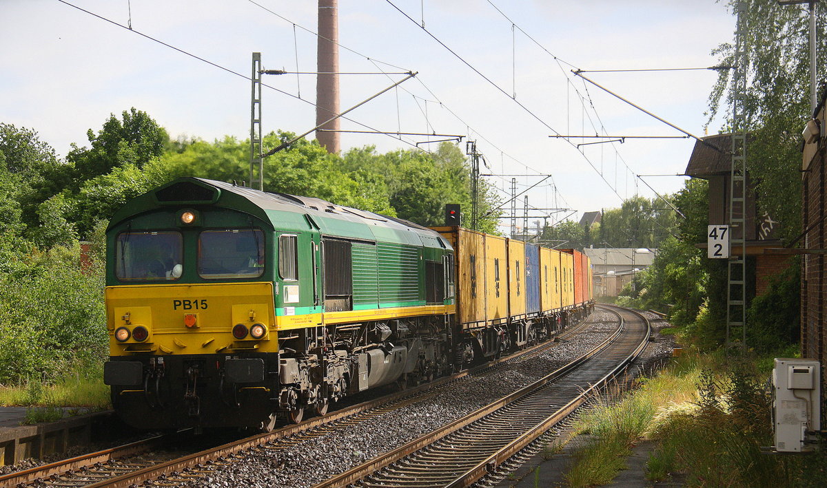 Die Class 66 PB15 von Crossrail kommt als Umleiter mit einem MSC-Containerzug aus Antwerpen-Berendrecht(B) nach Germersheim(D) und kommt aus Richtung Aachen-West,Laurensberg,Richterich,Kohlscheid,Herzogenrath,Hofstadt,Finkenrath,Rimburg,Übach-Palenberg,Zweibrüggen,Frelenberg,Geilenkirchen,Süggerath,Lindern,Brachelen,Hückelhoven-Baal,Baalund fährt durch Erkelenz in Richtung Herrath,Beckrath,Wickrath,Rheydt-Hbf,Mönchengladbach-Hbf. 
Aufgenommen vom Bahnsteig 1 in Erkelenz. 
Bei Sommerregen am Abend vom 6.6.2017.