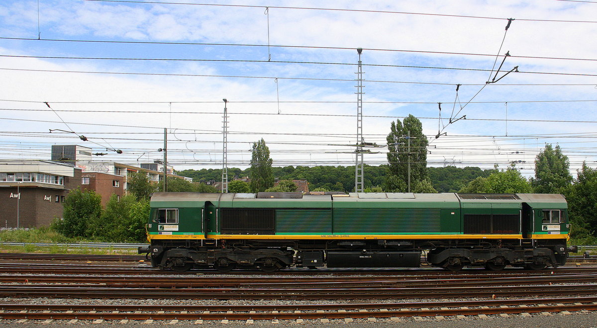 Die Class 66 PB15 von Crossrail  rangiert in Aachen-West. 
Aufgenommen vom Bahnsteig in Aachen-West. 
Bei Sommerwetter am Nachmittag vom 8.7.2017.