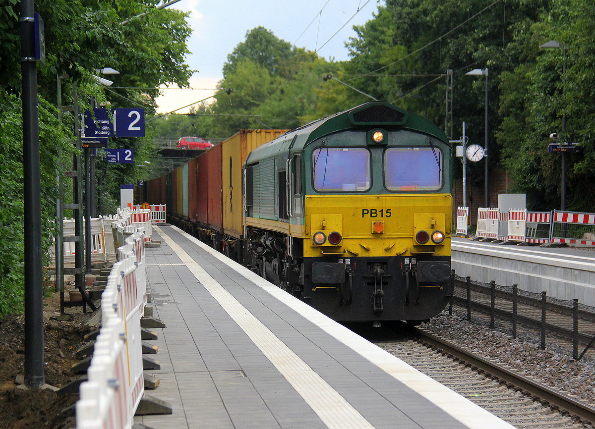 Die Class 66 PB15 von Crossrail  kommt mit einem MSC-Containerzug aus Antwerpen-Krommenhoek(B) nach Germersheim(D) und kommt aus Richtung Aachen-West,Aachen-Schanz,Aachen-Hbf,Aachen-Rothe-Erde und fährt durch Aachen-Eilendorf in Richtung Stolberg-Hbf(Rheinland)Eschweiler-Hbf,Langerwehe,Düren,Merzenich,Buir,Horrem,Kerpen-Köln-Ehrenfeld,Köln-West,Köln-Süd. 
Aufgenommen vom Bahnsteig 2 in Aachen-Eilendorf. 
Bei Sommerwetter am Abend vom 9.7.2018.