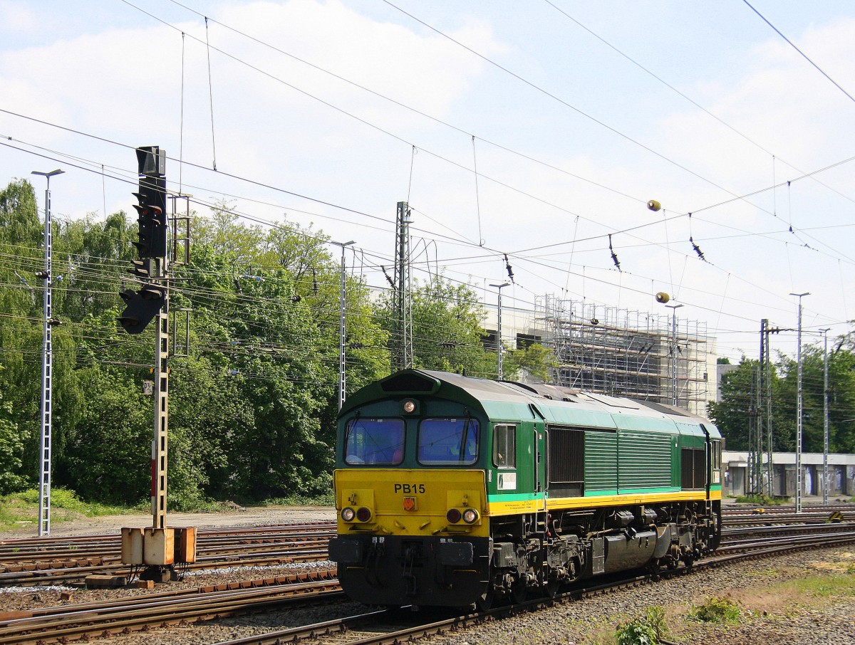 Die Class 66 PB15 von Railtraxx BVBA rangiert in Aachen-West. Aufgenommen vom Bahnsteig in Aachen-West bei bei schönem Sonnenschein am Mittag vom 4.5.2014. 